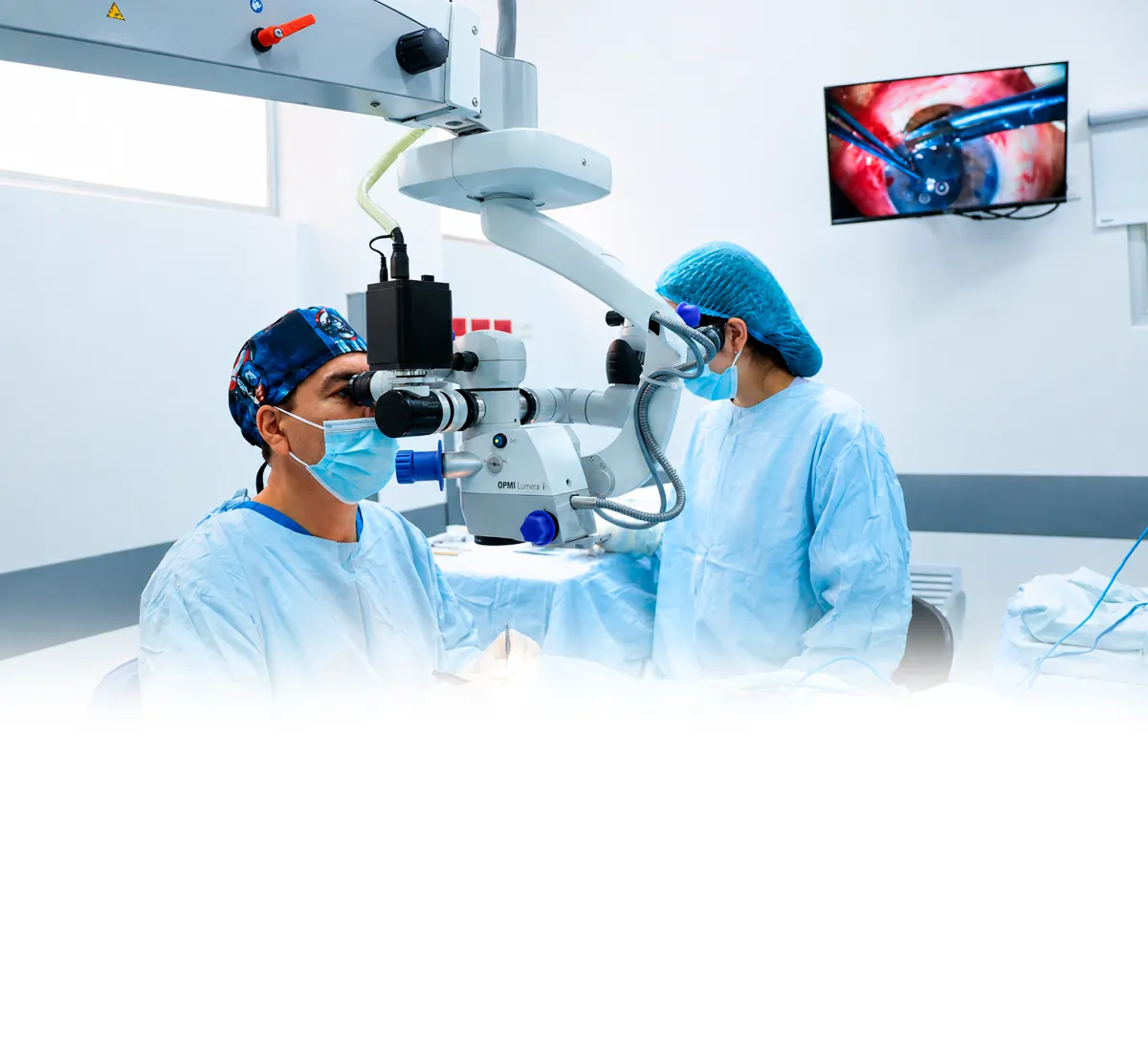 Cirujano oftalmólogo operando con microscopio quirúrgico