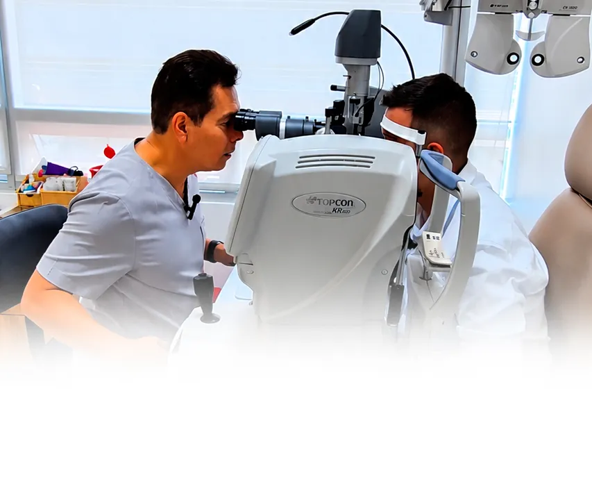 Examen oftalmológico con autorrefractómetro en consultorio
